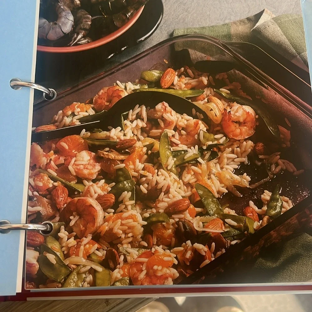 1996 Betty Crocker New Cookbook. 433 pages of classic recipes. Excellent shape